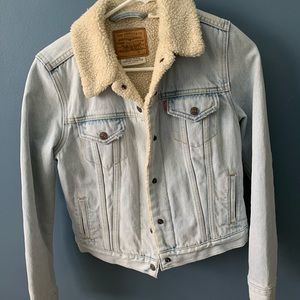 Levis sherpa lined jean jacket